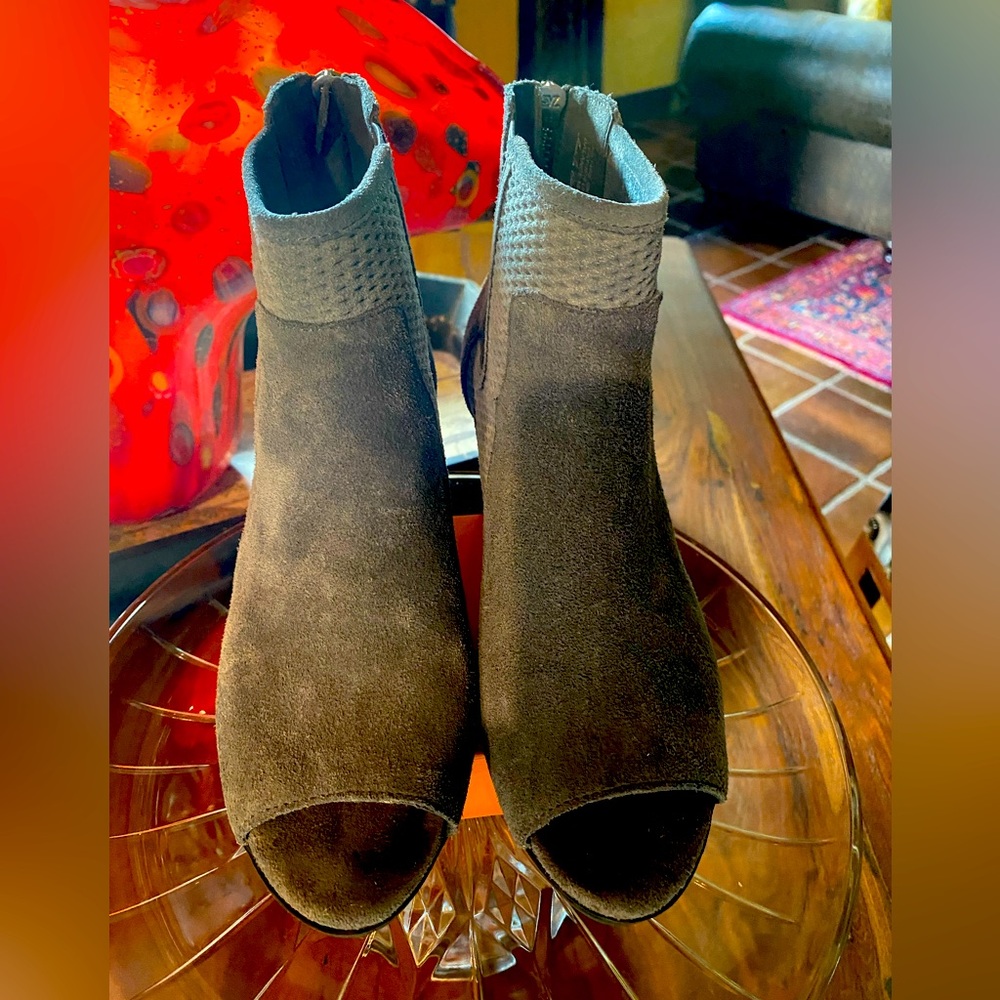 Bella Vita Italy Ankle Booties with open toe in size 6N